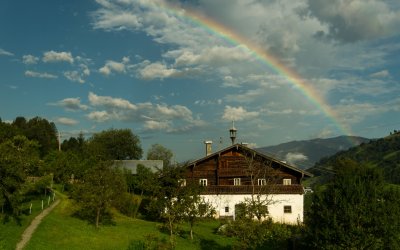 Regenbogen über dem alten Gutsgebäude
