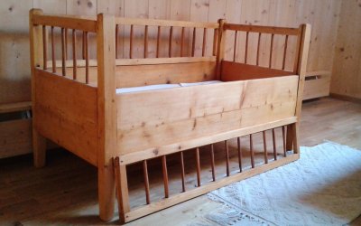 Restauriertes Gitterbett