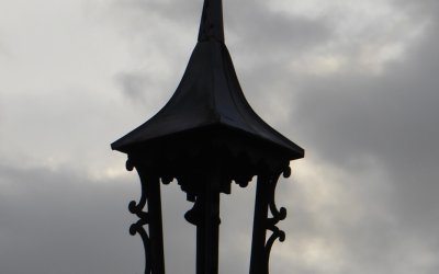 Der alte Wetterhahn mit Glocke